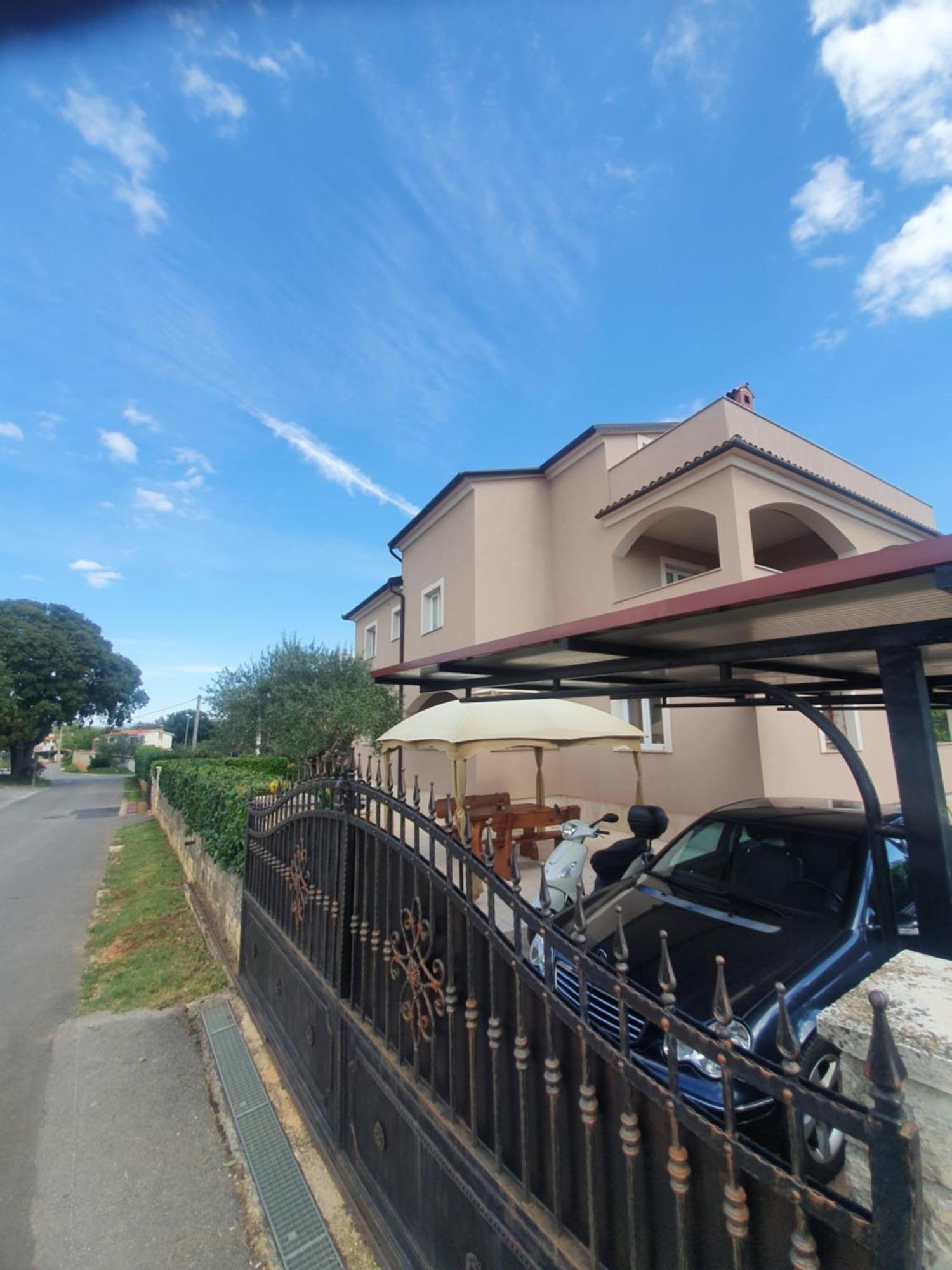 Apartment And Room Marlen ロヴィンスコ・セロ エクステリア 写真