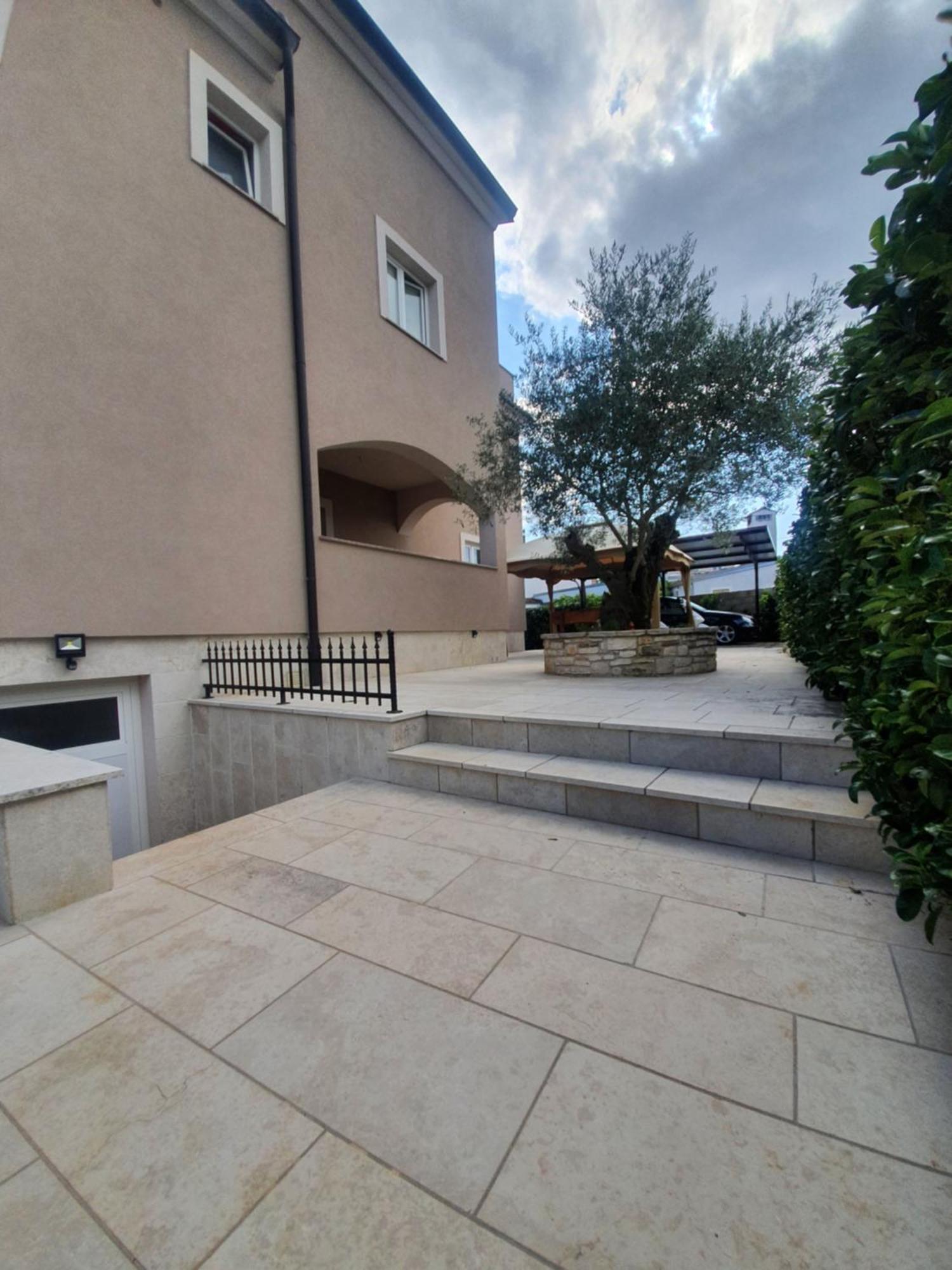 Apartment And Room Marlen ロヴィンスコ・セロ エクステリア 写真