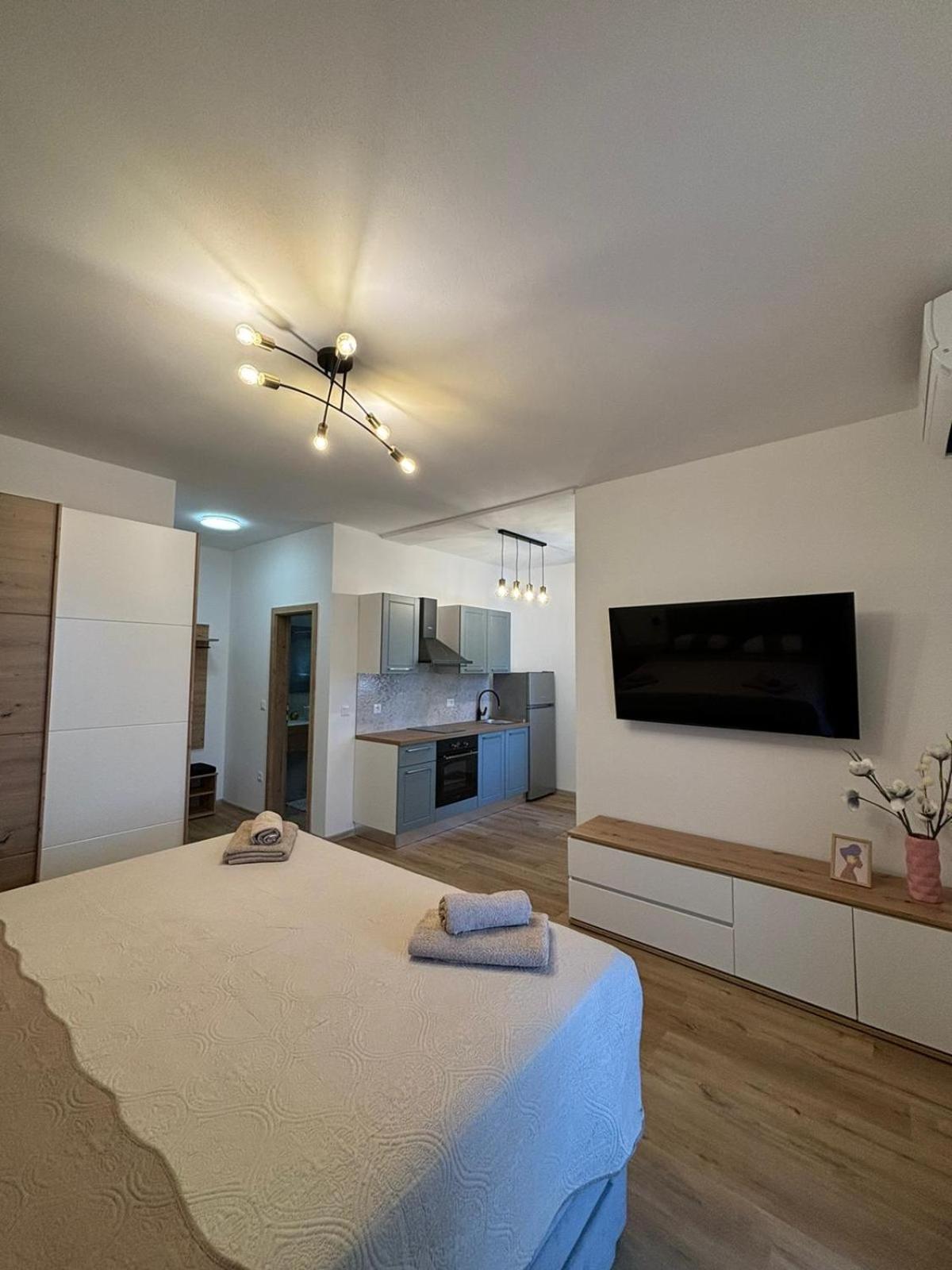 Apartment And Room Marlen ロヴィンスコ・セロ エクステリア 写真