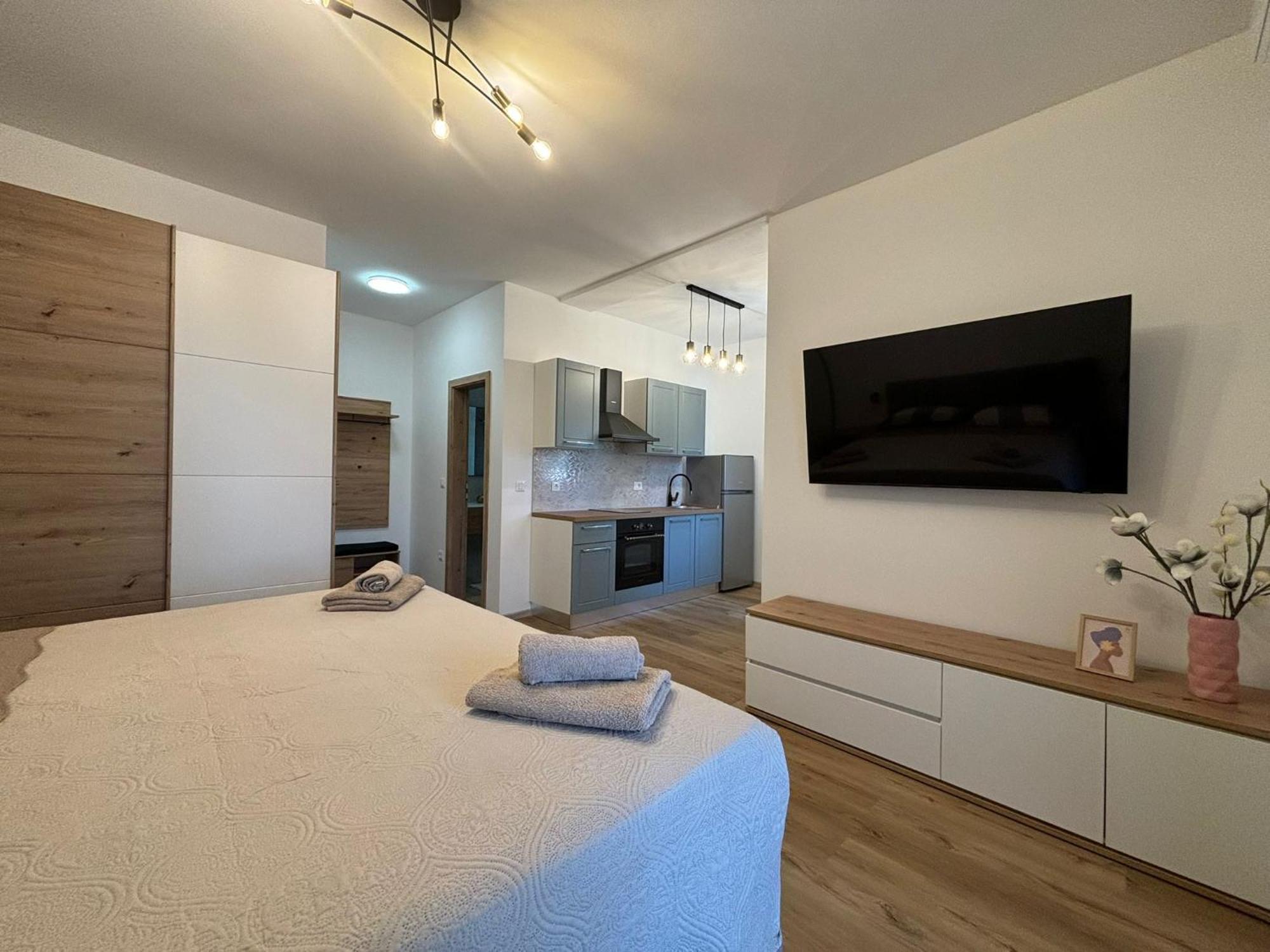 Apartment And Room Marlen ロヴィンスコ・セロ エクステリア 写真